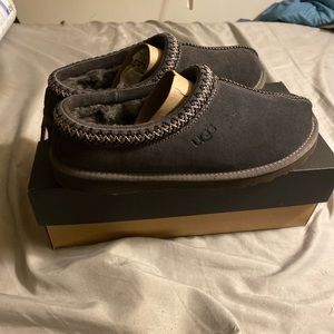Men’s SZ 9 UGG slippers in very good condition with original packaging